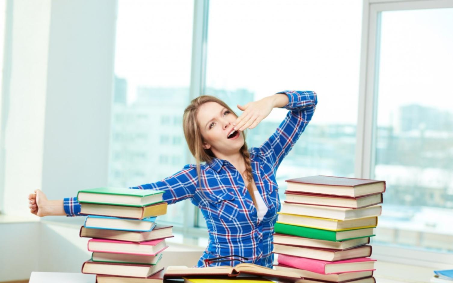 Personne organisant ses finances avec confiance